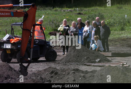 Verwandte von Seamus Wright und Kevin McKee besuchen die Stätte in Coghalstown, Co Meath, wo zwei Leichen auf einem wiedergewonnenen Moor entdeckt wurden, wo drei der verschwundenen IRA vermutlich heimlich begraben sind. Stockfoto