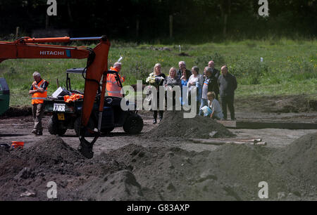 Verwandte von Seamus Wright und Kevin McKee besuchen die Stätte in Coghalstown, Co Meath, wo zwei Leichen auf einem wiedergewonnenen Moor entdeckt wurden, wo drei der verschwundenen IRA vermutlich heimlich begraben sind. Stockfoto