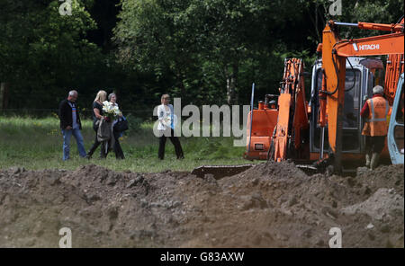 Verwandte von Seamus Wright und Kevin McKee besuchen die Stätte in Coghalstown, Co Meath, wo zwei Leichen auf einem wiedergewonnenen Moor entdeckt wurden, wo drei der verschwundenen IRA vermutlich heimlich begraben sind. Stockfoto