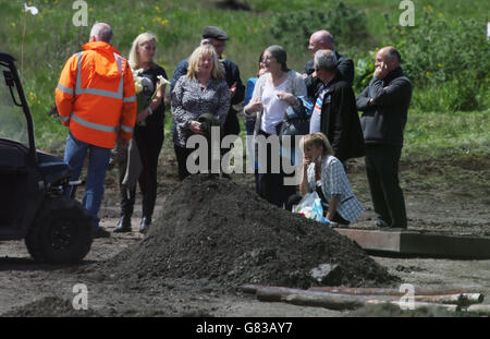 Verwandte von Seamus Wright und Kevin McKee besuchen die Stätte in Coghalstown, Co Meath, wo zwei Leichen auf einem wiedergewonnenen Moor entdeckt wurden, wo drei der verschwundenen IRA vermutlich heimlich begraben sind. Stockfoto