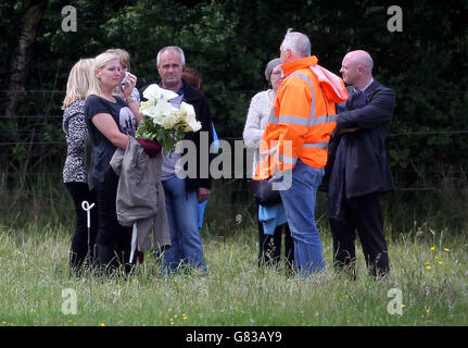 Verwandte von Seamus Wright und Kevin McKee besuchen die Stätte in Coghalstown, Co Meath, wo zwei Leichen auf einem wiedergewonnenen Moor entdeckt wurden, wo drei der verschwundenen IRA vermutlich heimlich begraben sind. Stockfoto