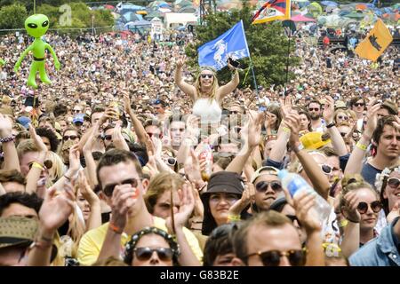 Menschenmassen beobachten Aufführungen auf der Pyramid Stage, Glastonbury Festival. Stockfoto
