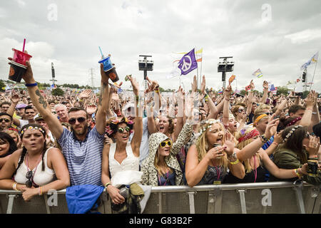 Glastonbury Festival 2015 - Tag 1. Menschenmassen beobachten Aufführungen auf der Pyramid Stage, dem Glastonbury Festival. Stockfoto