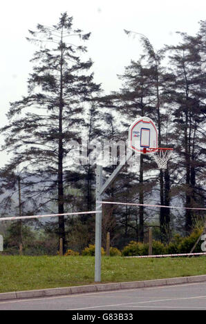 Die Polizei verklebt einen Bereich auf dem Spielplatz der St.Patrick's Primary School, Mullinaskea, in der Nähe von Enniskillen, Co Fermanagh, wo Darragh Summers, 5, in den Kopf geschossen wurde, als er gestern auf dem Schulgelände spielte. Stockfoto