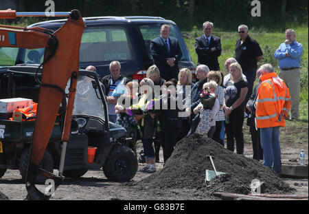 Verwandte von Seamus Wright und Kevin McKee halten einen Gottesdienst an der Stelle in Coghalstown, Co Meath, wo zwei Leichen entdeckt wurden. Stockfoto