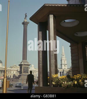 Nelson's Column am Trafalgar Square. Im modernen Portikus einer Bank steht die St. Martin in the Fields Church. Stockfoto