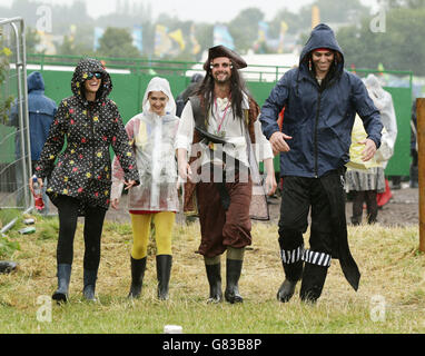 Festivalbesucher im Regen beim Glastonbury Festival, auf der Worthy Farm in Somerset. Stockfoto