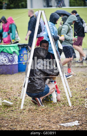 Festival Besucher im Regen beim Glastonbury Festival, auf der Worthy Farm in Somerset. DRÜCKEN SIE VERBANDSFOTO. Bilddatum: Freitag, 26. Juni 2015. Bildnachweis sollte lauten: Ben Birchall/PA Wire Stockfoto