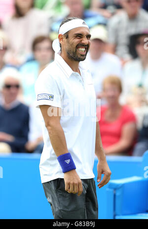 Marcos Baghdatis aus Zypern sieht niedergeschlagen aus, als er aus dem Land zurücktritt Spiel wegen Verletzung während seines Spiels gegen den usbekischen Denis Istomin während des fünften Tages der ATP Aegon Open 2015 Im Nottingham Tennis Center Stockfoto