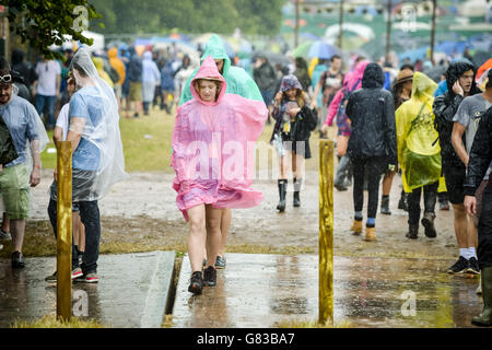 Festival Besucher im Regen beim Glastonbury Festival, auf der Worthy Farm in Somerset. DRÜCKEN SIE VERBANDSFOTO. Bilddatum: Freitag, 26. Juni 2015. Bildnachweis sollte lauten: Ben Birchall/PA Wire Stockfoto