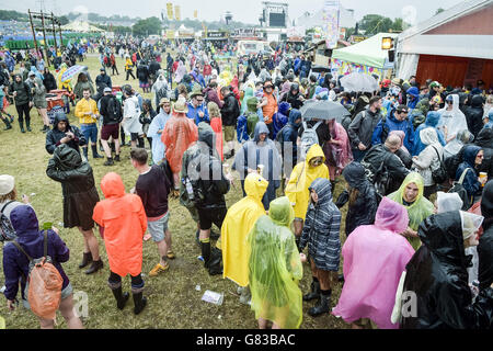 Festival Besucher im Regen beim Glastonbury Festival, auf der Worthy Farm in Somerset. DRÜCKEN SIE VERBANDSFOTO. Bilddatum: Freitag, 26. Juni 2015. Bildnachweis sollte lauten: Ben Birchall/PA Wire Stockfoto