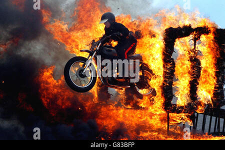 Training mit den Royal Signals White Helmets - Blandford Camp. Lance Corporal Stephanie McGinn springt durch einen Feuerkorb. Stockfoto