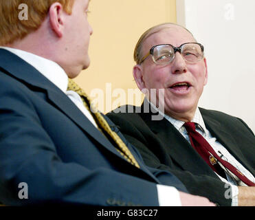 Der ehemalige Labour-Abgeordnete Brian Sedgemore (rechts) mit dem Liberaldemokraten-Führer Charles Kennedy, nachdem Herr Sedgemore wegen des Irakkriegs zu den Liberaldemokraten übergelaufen war. Stockfoto