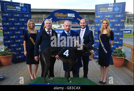 Greyhound-Rennen - William Hill Derby - Finale - Wimbledon Stadium. Connections of Teds Letzte nach dem Sieg im William Hill Lade die App 480 Puppy herunter Stockfoto