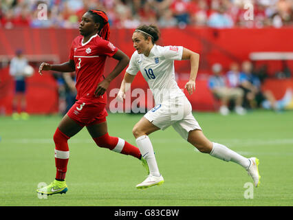 Die Engländerin Jodie Taylor (rechts) und die Kanaderin Kadeisha Buchanan jagen den Ball während des FIFA Women's World Cup Canada 2015 Quarter Final Matches zwischen Kanada und England im BC Place Stadium in Vancouver, BC, Kanada. Stockfoto