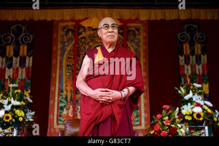 Der Dalai Lama wartet auf der Bühne, bevor er eine Rede mit dem Titel Buddhismus im 21. Jahrhundert im Aldershot Football Club in Aldershot, Hampshire, hält. Stockfoto