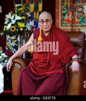 Der Dalai Lama wartet auf der Bühne, bevor er eine Rede mit dem Titel Buddhismus im 21. Jahrhundert im Aldershot Football Club in Aldershot, Hampshire, hält. Stockfoto