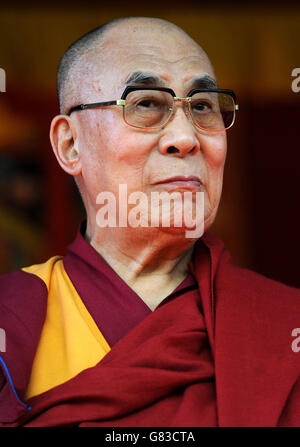 Der Dalai Lama wartet auf der Bühne, bevor er eine Rede mit dem Titel Buddhismus im 21. Jahrhundert im Aldershot Football Club in Aldershot, Hampshire, hält. Stockfoto