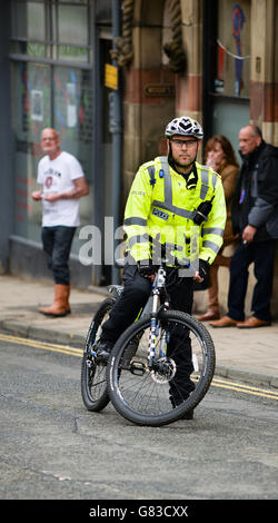 Ein Polizist auf einem Fahrrad in Selkirk in den Scottish Borders patrouillieren. Stockfoto