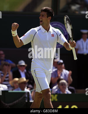 Novak Djokovic feiert den Sieg über Philipp Kohlschreiber am ersten Tag der Wimbledon Championships im All England Lawn Tennis und Croquet Club, Wimbledon. Stockfoto