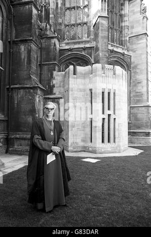 Reverend Robert Woods, Dekan von Windsor, vor der St. George's Chapel in Windsor Castle, Berkshire. Das hellere Gebäude (im Vordergrund), das auf St. George's gebaut ist, ist die King George VI Memorial Chapel, die in Anwesenheit der Königin eingeweiht wird. Die neue Kapelle wurde zu St. George's als Denkmal für König Georg VI. Und seine Ruhestätte hinzugefügt. Stockfoto