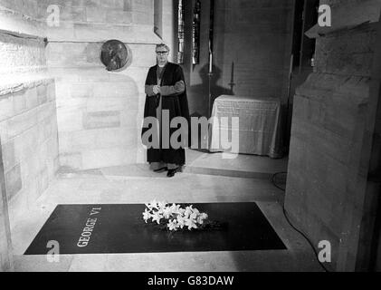 Reverend Robert Woods, Dekan von Windsor, in der King George VI Memorial Chapel, die an der St. George's Chapel in Windsor Castle, Berkshire, gebaut wurde und in Anwesenheit der Queen eingeweiht wird. Stockfoto