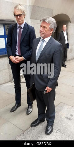 Neil Wallis (rechts), der ehemalige stellvertretende Herausgeber von The News of the World, verlässt The Old Bailey, London, nachdem er für nicht schuldig befunden wurde, Teil des Telefonhackens bei der Zeitung zu sein. Stockfoto