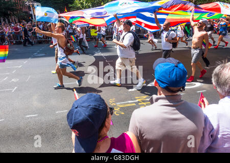 NYC-Pride-Parade auf der Fifth Avenue in New York City, mit Demonstranten halten das Regenbogen-Banner oben Stockfoto