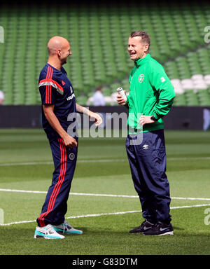 Schottlands Alan Hutton (links) und der Shay Given der Republik Irland Stockfoto