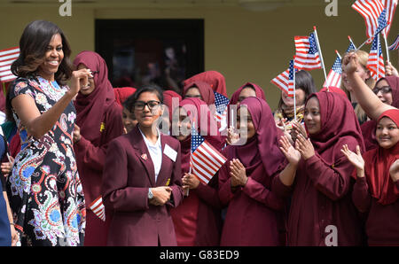 US-First Lady Michelle Obama trifft Schüler an der Mulberry School for Girls in Tower Hamlets, East London. Stockfoto