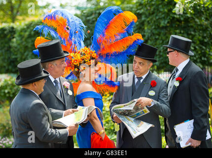 Rennfahrerin Ines Hernandez Tallaj (Mitte) am ersten Tag des Royal Ascot Meeting 2015 auf der Ascot Racecourse, Berkshire. Stockfoto