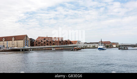 Neue Fußgängerbrücke mit dem Titel Inderhavnsbroen die Inderhavnen Brücke von Nyhavn in Nordatlantens Brygge in Kopenhagen Stockfoto