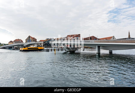 Neue Fußgängerbrücke mit dem Titel Inderhavnsbroen die Inderhavnen Brücke von Nyhavn in Nordatlantens Brygge in Kopenhagen Stockfoto