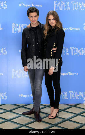 NAT Wolff und Cara Delevingne bei der Fotozelle Paper Towns im Claridges Hotel, London. DRÜCKEN Sie VERBANDSFOTO. Bilddatum: Donnerstag, 18. Juni 2015. Bildnachweis sollte lauten: Jonathan Brady / PA Wire Stockfoto