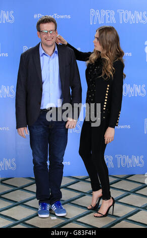 John Green und Cara Delevingne bei der Fotocall Paper Towns im Claridges Hotel, London. DRÜCKEN Sie VERBANDSFOTO. Bilddatum: Donnerstag, 18. Juni 2015. Bildnachweis sollte lauten: Jonathan Brady / PA Wire Stockfoto