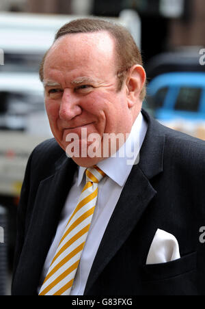 Der Sonntag Politik zeigen Moderator Andrew Neil, kommt bei den Royal Courts of Justice. Stockfoto