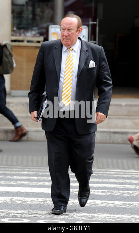 Der Sonntag Politik zeigen Moderator Andrew Neil, kommt bei den Royal Courts of Justice. Stockfoto