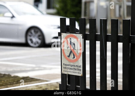 Warnschilder an einem Bahnübergang. DRÜCKEN Sie VERBANDSFOTO. Bilddatum: Mittwoch, 17. Juni 2015. Siehe PA Story . Bildnachweis sollte lauten: Lynne Cameron/PA Wire Stockfoto