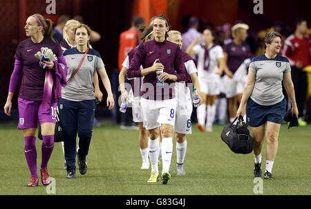 Die Engländerin Jill Scott (Mitte) und ihre Teamkollegen gehen vor dem FIFA Women's World Cup Canada 2015 Gruppe F-Spiel zwischen England und Kolumbien im Olympiastadion in Montreal, Quebec, Kanada, auf die Bank. Stockfoto