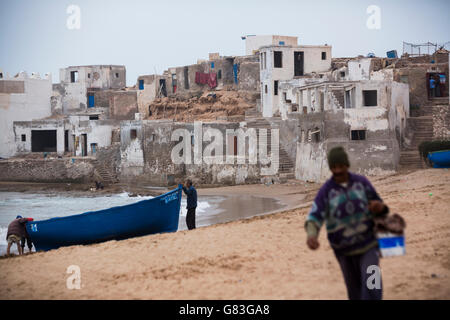 Fischer Land an Land in Tifnit Strand in der Nähe von Agadir, Marokko. Stockfoto