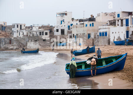 Fischer Land an Land in Tifnit Strand in der Nähe von Agadir, Marokko. Stockfoto