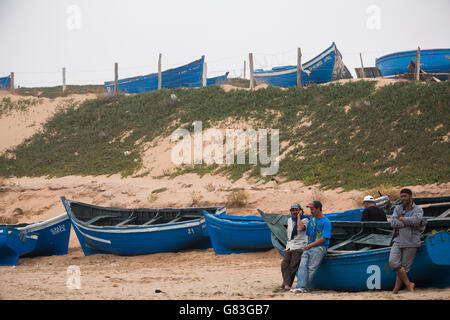 Angelboote/Fischerboote an Land in Tifnit Strand in der Nähe von Agadir, Marokko. Stockfoto