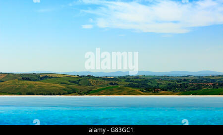 Sanften Hügel der Toskana über Infinity-Pool bei strahlendem Sonnenschein Tuscany Stockfoto