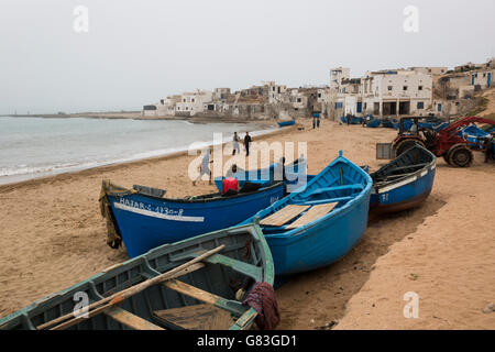 Fischer Land an Land in Tifnit Strand in der Nähe von Agadir, Marokko. Stockfoto