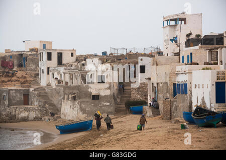 Fischer Land an Land in Tifnit Strand in der Nähe von Agadir, Marokko. Stockfoto