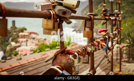 Vorhängeschlösser auf dem Geländer mit Blick auf Vernazza in Italien Stockfoto