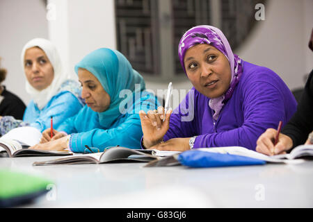 Frauen besuchen eine funktionale Alphabetisierung Abendkurs in Agadir, Marokko. Stockfoto