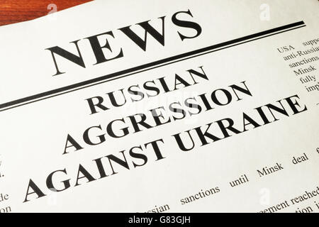 Zeitung mit Wort-Nachrichten und russische Aggression gegen die Ukraine. Stockfoto
