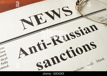 Zeitung mit Wort-Nachrichten und Sanktionen gegen Russland. Stockfoto