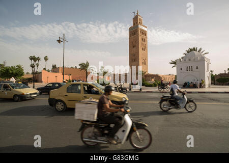 Verkehr wird vergrößert, vorbei an der Koutoubia-Moschee in Marrakesch Medina, Marokko. Stockfoto